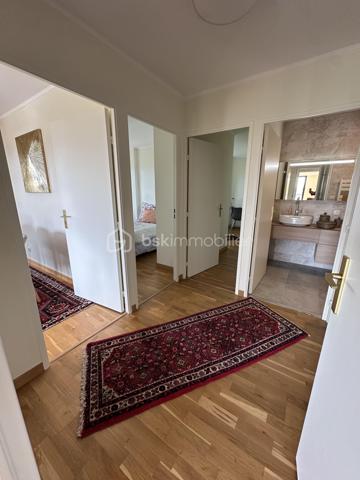 Coup de cœur assuré sur Bordeaux Caudéran, dans une superbe résidence au calme, bien entretenue, arborée, ce magnifique appartement niché au dernier et 5ème étage vous offre une superbe vue sur Bordeaux.

Entièrement rénové avec goût, il se compose d'un double séjour de 35m2, une magnifique cuisine, deux chambres confortables, deux belles salles de bain, ainsi qu'une terrasse de 30m2 qui entoure l'appartement pour profiter paisiblement de l'extérieur.
Vous avez aussi la possibilité de créer une 3ème chambre.
À cela s'ajoute 2 places de parking et un cellier.

Caractéristiques principales :
- Dernier étage avec superbe vue
- Résidence agréable, bien entretenue, calme, arborée
- Double séjour
- 2 places de parking
- Rénové avec goût / aucun travaux