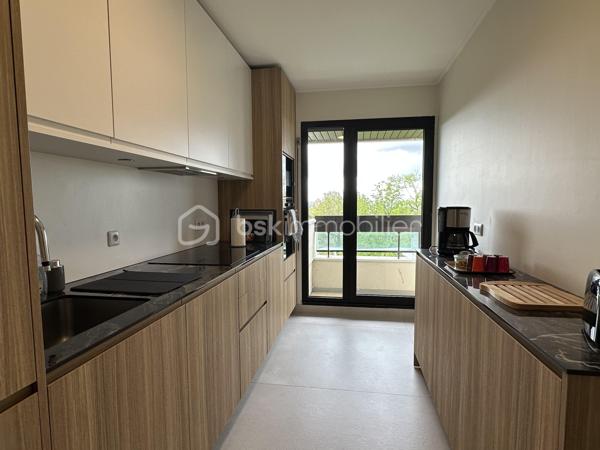 Coup de cœur assuré sur Bordeaux Caudéran, dans une superbe résidence au calme, bien entretenue, arborée, ce magnifique appartement niché au dernier et 5ème étage vous offre une superbe vue sur Bordeaux.

Entièrement rénové avec goût, il se compose d'un double séjour de 35m2, une magnifique cuisine, deux chambres confortables, deux belles salles de bain, ainsi qu'une terrasse de 30m2 qui entoure l'appartement pour profiter paisiblement de l'extérieur.
Vous avez aussi la possibilité de créer une 3ème chambre.
À cela s'ajoute 2 places de parking et un cellier.

Caractéristiques principales :
- Dernier étage avec superbe vue
- Résidence agréable, bien entretenue, calme, arborée
- Double séjour
- 2 places de parking
- Rénové avec goût / aucun travaux