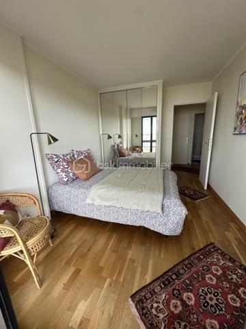 Coup de cœur assuré sur Bordeaux Caudéran, dans une superbe résidence au calme, bien entretenue, arborée, ce magnifique appartement niché au dernier et 5ème étage vous offre une superbe vue sur Bordeaux.

Entièrement rénové avec goût, il se compose d'un double séjour de 35m2, une magnifique cuisine, deux chambres confortables, deux belles salles de bain, ainsi qu'une terrasse de 30m2 qui entoure l'appartement pour profiter paisiblement de l'extérieur.
Vous avez aussi la possibilité de créer une 3ème chambre.
À cela s'ajoute 2 places de parking et un cellier.

Caractéristiques principales :
- Dernier étage avec superbe vue
- Résidence agréable, bien entretenue, calme, arborée
- Double séjour
- 2 places de parking
- Rénové avec goût / aucun travaux