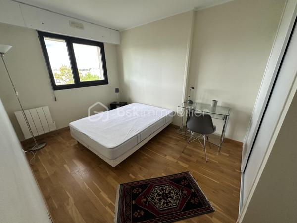 Coup de cœur assuré sur Bordeaux Caudéran, dans une superbe résidence au calme, bien entretenue, arborée, ce magnifique appartement niché au dernier et 5ème étage vous offre une superbe vue sur Bordeaux.

Entièrement rénové avec goût, il se compose d'un double séjour de 35m2, une magnifique cuisine, deux chambres confortables, deux belles salles de bain, ainsi qu'une terrasse de 30m2 qui entoure l'appartement pour profiter paisiblement de l'extérieur.
Vous avez aussi la possibilité de créer une 3ème chambre.
À cela s'ajoute 2 places de parking et un cellier.

Caractéristiques principales :
- Dernier étage avec superbe vue
- Résidence agréable, bien entretenue, calme, arborée
- Double séjour
- 2 places de parking
- Rénové avec goût / aucun travaux