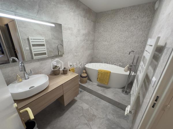 Coup de cœur assuré sur Bordeaux Caudéran, dans une superbe résidence au calme, bien entretenue, arborée, ce magnifique appartement niché au dernier et 5ème étage vous offre une superbe vue sur Bordeaux.

Entièrement rénové avec goût, il se compose d'un double séjour de 35m2, une magnifique cuisine, deux chambres confortables, deux belles salles de bain, ainsi qu'une terrasse de 30m2 qui entoure l'appartement pour profiter paisiblement de l'extérieur.
Vous avez aussi la possibilité de créer une 3ème chambre.
À cela s'ajoute 2 places de parking et un cellier.

Caractéristiques principales :
- Dernier étage avec superbe vue
- Résidence agréable, bien entretenue, calme, arborée
- Double séjour
- 2 places de parking
- Rénové avec goût / aucun travaux