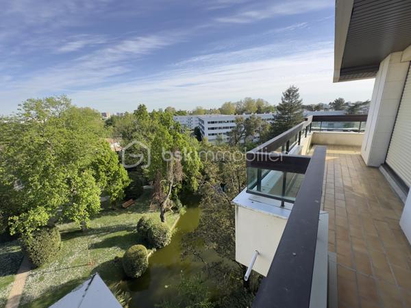 Coup de cœur assuré sur Bordeaux Caudéran, dans une superbe résidence au calme, bien entretenue, arborée, ce magnifique appartement niché au dernier et 5ème étage vous offre une superbe vue sur Bordeaux.

Entièrement rénové avec goût, il se compose d'un double séjour de 35m2, une magnifique cuisine, deux chambres confortables, deux belles salles de bain, ainsi qu'une terrasse de 30m2 qui entoure l'appartement pour profiter paisiblement de l'extérieur.
Vous avez aussi la possibilité de créer une 3ème chambre.
À cela s'ajoute 2 places de parking et un cellier.

Caractéristiques principales :
- Dernier étage avec superbe vue
- Résidence agréable, bien entretenue, calme, arborée
- Double séjour
- 2 places de parking
- Rénové avec goût / aucun travaux