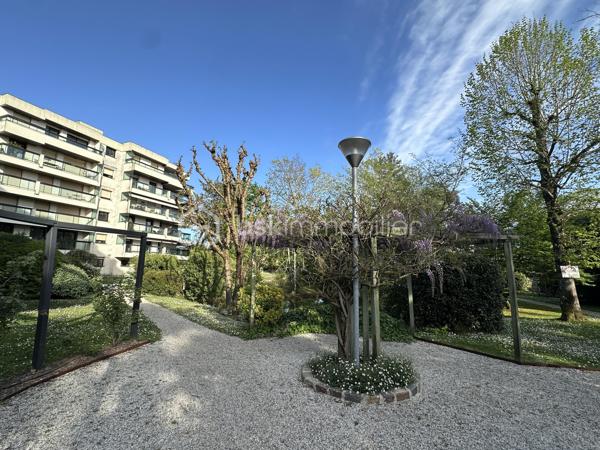 Coup de cœur assuré sur Bordeaux Caudéran, dans une superbe résidence au calme, bien entretenue, arborée, ce magnifique appartement niché au dernier et 5ème étage vous offre une superbe vue sur Bordeaux.

Entièrement rénové avec goût, il se compose d'un double séjour de 35m2, une magnifique cuisine, deux chambres confortables, deux belles salles de bain, ainsi qu'une terrasse de 30m2 qui entoure l'appartement pour profiter paisiblement de l'extérieur.
Vous avez aussi la possibilité de créer une 3ème chambre.
À cela s'ajoute 2 places de parking et un cellier.

Caractéristiques principales :
- Dernier étage avec superbe vue
- Résidence agréable, bien entretenue, calme, arborée
- Double séjour
- 2 places de parking
- Rénové avec goût / aucun travaux