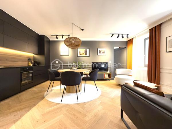 Découvrez ce magnifique appartement T2 de 50 m², idéalement situé en plein cœur d'Annecy, à moins de 10 minutes à pied des rives du lac.

Dès l'entrée, vous serez séduit par la qualité exceptionnelle de sa rénovation. Pensé avec beaucoup de goût, cet appartement offre une décoration contemporaine, des matériaux haut de gamme et une atmosphère chaleureuse où chaque détail a été soigneusement travaillé.

Il se compose d'une entrée avec WC indépendant, d'une belle pièce de vie lumineuse avec cuisine ouverte entièrement aménagée, d'une chambre confortable, puis d'une élégante salle d'eau avec un grand dressing intégré, directement accessible depuis la chambre.

Son véritable privilège : un emplacement exceptionnel en hyper-centre, où toutes les fenêtres donnent sur une cour intérieure, garantissant un calme absolu, à l'abri de l'animation de la rue Carnot.

Cet appartement réunit tous les critères recherchés : une adresse prestigieuse, une rénovation de qualité, un cadre de vie paisible et un agencement optimisé.

Il conviendra aussi bien à une résidence principale qu'à un pied-à-terre pour profiter pleinement d'Annecy, ou encore à un investissement locatif grâce à son emplacement très recherché.

On adore :

- Sa situation au centre de toutes les commodités
- Sa surface spacieuse
- Ses prestations et matériaux haut de gamme
- Le calme absolu grâce à son exposition sur cour intérieure
- Son dressing sublimé par les portes en verre teinté noir
- Son WC indépendant


Un bien rare, alliant le charme de l'hyper-centre au confort d'un appartement moderne et parfaitement au calme. Une visite s'impose !