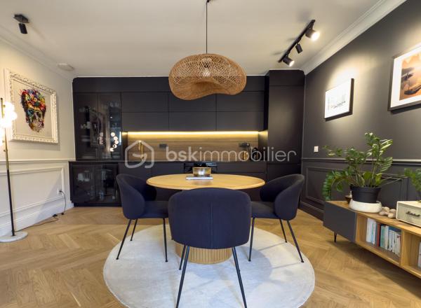 Découvrez ce magnifique appartement T2 de 50 m², idéalement situé en plein cœur d'Annecy, à moins de 10 minutes à pied des rives du lac.

Dès l'entrée, vous serez séduit par la qualité exceptionnelle de sa rénovation. Pensé avec beaucoup de goût, cet appartement offre une décoration contemporaine, des matériaux haut de gamme et une atmosphère chaleureuse où chaque détail a été soigneusement travaillé.

Il se compose d'une entrée avec WC indépendant, d'une belle pièce de vie lumineuse avec cuisine ouverte entièrement aménagée, d'une chambre confortable, puis d'une élégante salle d'eau avec un grand dressing intégré, directement accessible depuis la chambre.

Son véritable privilège : un emplacement exceptionnel en hyper-centre, où toutes les fenêtres donnent sur une cour intérieure, garantissant un calme absolu, à l'abri de l'animation de la rue Carnot.

Cet appartement réunit tous les critères recherchés : une adresse prestigieuse, une rénovation de qualité, un cadre de vie paisible et un agencement optimisé.

Il conviendra aussi bien à une résidence principale qu'à un pied-à-terre pour profiter pleinement d'Annecy, ou encore à un investissement locatif grâce à son emplacement très recherché.

On adore :

- Sa situation au centre de toutes les commodités
- Sa surface spacieuse
- Ses prestations et matériaux haut de gamme
- Le calme absolu grâce à son exposition sur cour intérieure
- Son dressing sublimé par les portes en verre teinté noir
- Son WC indépendant


Un bien rare, alliant le charme de l'hyper-centre au confort d'un appartement moderne et parfaitement au calme. Une visite s'impose !