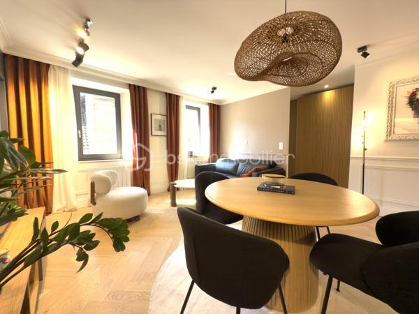 Découvrez ce magnifique appartement T2 de 50 m², idéalement situé en plein cœur d'Annecy, à moins de 10 minutes à pied des rives du lac.

Dès l'entrée, vous serez séduit par la qualité exceptionnelle de sa rénovation. Pensé avec beaucoup de goût, cet appartement offre une décoration contemporaine, des matériaux haut de gamme et une atmosphère chaleureuse où chaque détail a été soigneusement travaillé.

Il se compose d'une entrée avec WC indépendant, d'une belle pièce de vie lumineuse avec cuisine ouverte entièrement aménagée, d'une chambre confortable, puis d'une élégante salle d'eau avec un grand dressing intégré, directement accessible depuis la chambre.

Son véritable privilège : un emplacement exceptionnel en hyper-centre, où toutes les fenêtres donnent sur une cour intérieure, garantissant un calme absolu, à l'abri de l'animation de la rue Carnot.

Cet appartement réunit tous les critères recherchés : une adresse prestigieuse, une rénovation de qualité, un cadre de vie paisible et un agencement optimisé.

Il conviendra aussi bien à une résidence principale qu'à un pied-à-terre pour profiter pleinement d'Annecy, ou encore à un investissement locatif grâce à son emplacement très recherché.

On adore :

- Sa situation au centre de toutes les commodités
- Sa surface spacieuse
- Ses prestations et matériaux haut de gamme
- Le calme absolu grâce à son exposition sur cour intérieure
- Son dressing sublimé par les portes en verre teinté noir
- Son WC indépendant


Un bien rare, alliant le charme de l'hyper-centre au confort d'un appartement moderne et parfaitement au calme. Une visite s'impose !