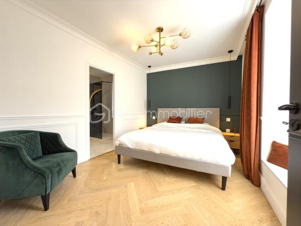 Découvrez ce magnifique appartement T2 de 50 m², idéalement situé en plein cœur d'Annecy, à moins de 10 minutes à pied des rives du lac.

Dès l'entrée, vous serez séduit par la qualité exceptionnelle de sa rénovation. Pensé avec beaucoup de goût, cet appartement offre une décoration contemporaine, des matériaux haut de gamme et une atmosphère chaleureuse où chaque détail a été soigneusement travaillé.

Il se compose d'une entrée avec WC indépendant, d'une belle pièce de vie lumineuse avec cuisine ouverte entièrement aménagée, d'une chambre confortable, puis d'une élégante salle d'eau avec un grand dressing intégré, directement accessible depuis la chambre.

Son véritable privilège : un emplacement exceptionnel en hyper-centre, où toutes les fenêtres donnent sur une cour intérieure, garantissant un calme absolu, à l'abri de l'animation de la rue Carnot.

Cet appartement réunit tous les critères recherchés : une adresse prestigieuse, une rénovation de qualité, un cadre de vie paisible et un agencement optimisé.

Il conviendra aussi bien à une résidence principale qu'à un pied-à-terre pour profiter pleinement d'Annecy, ou encore à un investissement locatif grâce à son emplacement très recherché.

On adore :

- Sa situation au centre de toutes les commodités
- Sa surface spacieuse
- Ses prestations et matériaux haut de gamme
- Le calme absolu grâce à son exposition sur cour intérieure
- Son dressing sublimé par les portes en verre teinté noir
- Son WC indépendant


Un bien rare, alliant le charme de l'hyper-centre au confort d'un appartement moderne et parfaitement au calme. Une visite s'impose !