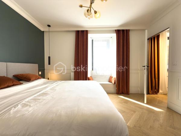 Découvrez ce magnifique appartement T2 de 50 m², idéalement situé en plein cœur d'Annecy, à moins de 10 minutes à pied des rives du lac.

Dès l'entrée, vous serez séduit par la qualité exceptionnelle de sa rénovation. Pensé avec beaucoup de goût, cet appartement offre une décoration contemporaine, des matériaux haut de gamme et une atmosphère chaleureuse où chaque détail a été soigneusement travaillé.

Il se compose d'une entrée avec WC indépendant, d'une belle pièce de vie lumineuse avec cuisine ouverte entièrement aménagée, d'une chambre confortable, puis d'une élégante salle d'eau avec un grand dressing intégré, directement accessible depuis la chambre.

Son véritable privilège : un emplacement exceptionnel en hyper-centre, où toutes les fenêtres donnent sur une cour intérieure, garantissant un calme absolu, à l'abri de l'animation de la rue Carnot.

Cet appartement réunit tous les critères recherchés : une adresse prestigieuse, une rénovation de qualité, un cadre de vie paisible et un agencement optimisé.

Il conviendra aussi bien à une résidence principale qu'à un pied-à-terre pour profiter pleinement d'Annecy, ou encore à un investissement locatif grâce à son emplacement très recherché.

On adore :

- Sa situation au centre de toutes les commodités
- Sa surface spacieuse
- Ses prestations et matériaux haut de gamme
- Le calme absolu grâce à son exposition sur cour intérieure
- Son dressing sublimé par les portes en verre teinté noir
- Son WC indépendant


Un bien rare, alliant le charme de l'hyper-centre au confort d'un appartement moderne et parfaitement au calme. Une visite s'impose !
