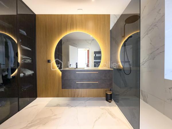 Découvrez ce magnifique appartement T2 de 50 m², idéalement situé en plein cœur d'Annecy, à moins de 10 minutes à pied des rives du lac.

Dès l'entrée, vous serez séduit par la qualité exceptionnelle de sa rénovation. Pensé avec beaucoup de goût, cet appartement offre une décoration contemporaine, des matériaux haut de gamme et une atmosphère chaleureuse où chaque détail a été soigneusement travaillé.

Il se compose d'une entrée avec WC indépendant, d'une belle pièce de vie lumineuse avec cuisine ouverte entièrement aménagée, d'une chambre confortable, puis d'une élégante salle d'eau avec un grand dressing intégré, directement accessible depuis la chambre.

Son véritable privilège : un emplacement exceptionnel en hyper-centre, où toutes les fenêtres donnent sur une cour intérieure, garantissant un calme absolu, à l'abri de l'animation de la rue Carnot.

Cet appartement réunit tous les critères recherchés : une adresse prestigieuse, une rénovation de qualité, un cadre de vie paisible et un agencement optimisé.

Il conviendra aussi bien à une résidence principale qu'à un pied-à-terre pour profiter pleinement d'Annecy, ou encore à un investissement locatif grâce à son emplacement très recherché.

On adore :

- Sa situation au centre de toutes les commodités
- Sa surface spacieuse
- Ses prestations et matériaux haut de gamme
- Le calme absolu grâce à son exposition sur cour intérieure
- Son dressing sublimé par les portes en verre teinté noir
- Son WC indépendant


Un bien rare, alliant le charme de l'hyper-centre au confort d'un appartement moderne et parfaitement au calme. Une visite s'impose !