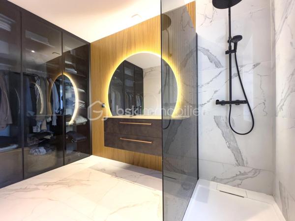 Découvrez ce magnifique appartement T2 de 50 m², idéalement situé en plein cœur d'Annecy, à moins de 10 minutes à pied des rives du lac.

Dès l'entrée, vous serez séduit par la qualité exceptionnelle de sa rénovation. Pensé avec beaucoup de goût, cet appartement offre une décoration contemporaine, des matériaux haut de gamme et une atmosphère chaleureuse où chaque détail a été soigneusement travaillé.

Il se compose d'une entrée avec WC indépendant, d'une belle pièce de vie lumineuse avec cuisine ouverte entièrement aménagée, d'une chambre confortable, puis d'une élégante salle d'eau avec un grand dressing intégré, directement accessible depuis la chambre.

Son véritable privilège : un emplacement exceptionnel en hyper-centre, où toutes les fenêtres donnent sur une cour intérieure, garantissant un calme absolu, à l'abri de l'animation de la rue Carnot.

Cet appartement réunit tous les critères recherchés : une adresse prestigieuse, une rénovation de qualité, un cadre de vie paisible et un agencement optimisé.

Il conviendra aussi bien à une résidence principale qu'à un pied-à-terre pour profiter pleinement d'Annecy, ou encore à un investissement locatif grâce à son emplacement très recherché.

On adore :

- Sa situation au centre de toutes les commodités
- Sa surface spacieuse
- Ses prestations et matériaux haut de gamme
- Le calme absolu grâce à son exposition sur cour intérieure
- Son dressing sublimé par les portes en verre teinté noir
- Son WC indépendant


Un bien rare, alliant le charme de l'hyper-centre au confort d'un appartement moderne et parfaitement au calme. Une visite s'impose !