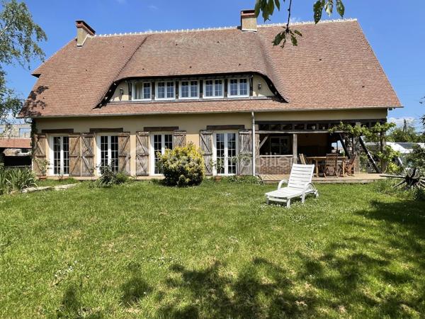 A quelques minutes de DREUX, magnifique propriété sur 1800 m² de terrain dans un cadre verdoyant au calme.
Grande maison de famille de plus de 220 m² sur sous-sol total et sa maison d'amis ou gîte très bien entretenue.

HABITATION PRINCIPALE d'environ 160 m² avec poutre authentiques comprenant :

Au rez-de-chaussée : une entrée, cuisine aménagée avec accès à une cuisine d'été, un salon, une salle à manger en cathédrale dotée de deux cheminées, le tout pour plus de 55 m², une buanderie pouvant faire office de salle d'eau un toilette séparé.
A l'étage : une grande mezzanine, une salle de bain douche refaite à neuf un toilette séparé, trois chambres dotées de placards intégrés d'environ 14 m² dont deux avec balcon et un accès par l'extérieur.
Un sous-sol aménagé en garages, caves celliers, remise, chaufferie
Une belle et grande terrasse exposée plein sud

LA SECONDE MAISON de 70m² approximativement comprend :

Au rez-de-chaussée : une cuisine aménagée et équipée ouverte sur salon séjour, une salle d'eau récente avec toilette.
A l'étage : deux chambres dont une avec une mezzanine
Chauffage pompe à chaleur, terrasse plein sud

Le plus, de cette propriété : 
deux entrées distinctes pouvant séparer les habitations, stationnements de plusieurs véhicules et de grandes hauteurs, un assainissement écologique avec filtration par les plantes, huisseries double vitrage, isolation refaite...

Possibilité de division et de revente 
Ligne train Paris Montparnasse