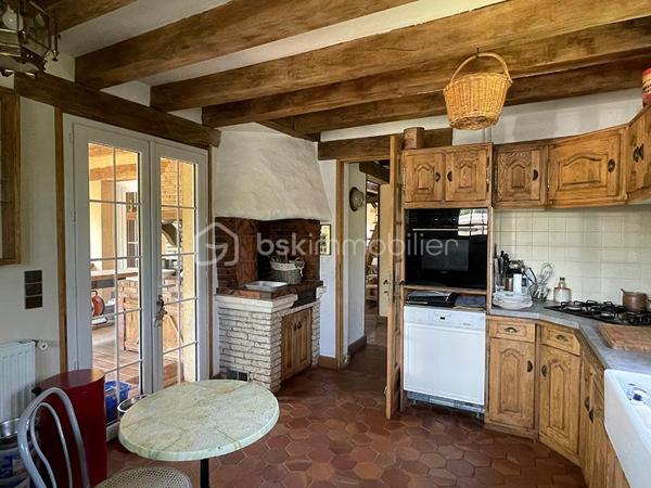 A quelques minutes de DREUX, magnifique propriété sur 1800 m² de terrain dans un cadre verdoyant au calme.
Grande maison de famille de plus de 220 m² sur sous-sol total et sa maison d'amis ou gîte très bien entretenue.

HABITATION PRINCIPALE d'environ 160 m² avec poutre authentiques comprenant :

Au rez-de-chaussée : une entrée, cuisine aménagée avec accès à une cuisine d'été, un salon, une salle à manger en cathédrale dotée de deux cheminées, le tout pour plus de 55 m², une buanderie pouvant faire office de salle d'eau un toilette séparé.
A l'étage : une grande mezzanine, une salle de bain douche refaite à neuf un toilette séparé, trois chambres dotées de placards intégrés d'environ 14 m² dont deux avec balcon et un accès par l'extérieur.
Un sous-sol aménagé en garages, caves celliers, remise, chaufferie
Une belle et grande terrasse exposée plein sud

LA SECONDE MAISON de 70m² approximativement comprend :

Au rez-de-chaussée : une cuisine aménagée et équipée ouverte sur salon séjour, une salle d'eau récente avec toilette.
A l'étage : deux chambres dont une avec une mezzanine
Chauffage pompe à chaleur, terrasse plein sud

Le plus, de cette propriété : 
deux entrées distinctes pouvant séparer les habitations, stationnements de plusieurs véhicules et de grandes hauteurs, un assainissement écologique avec filtration par les plantes, huisseries double vitrage, isolation refaite...

Possibilité de division et de revente 
Ligne train Paris Montparnasse