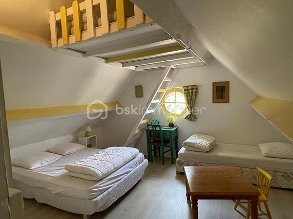 A quelques minutes de DREUX, magnifique propriété sur 1800 m² de terrain dans un cadre verdoyant au calme.
Grande maison de famille de plus de 220 m² sur sous-sol total et sa maison d'amis ou gîte très bien entretenue.

HABITATION PRINCIPALE d'environ 160 m² avec poutre authentiques comprenant :

Au rez-de-chaussée : une entrée, cuisine aménagée avec accès à une cuisine d'été, un salon, une salle à manger en cathédrale dotée de deux cheminées, le tout pour plus de 55 m², une buanderie pouvant faire office de salle d'eau un toilette séparé.
A l'étage : une grande mezzanine, une salle de bain douche refaite à neuf un toilette séparé, trois chambres dotées de placards intégrés d'environ 14 m² dont deux avec balcon et un accès par l'extérieur.
Un sous-sol aménagé en garages, caves celliers, remise, chaufferie
Une belle et grande terrasse exposée plein sud

LA SECONDE MAISON de 70m² approximativement comprend :

Au rez-de-chaussée : une cuisine aménagée et équipée ouverte sur salon séjour, une salle d'eau récente avec toilette.
A l'étage : deux chambres dont une avec une mezzanine
Chauffage pompe à chaleur, terrasse plein sud

Le plus, de cette propriété : 
deux entrées distinctes pouvant séparer les habitations, stationnements de plusieurs véhicules et de grandes hauteurs, un assainissement écologique avec filtration par les plantes, huisseries double vitrage, isolation refaite...

Possibilité de division et de revente 
Ligne train Paris Montparnasse