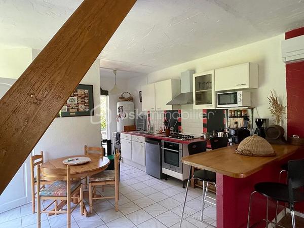 A quelques minutes de DREUX, magnifique propriété sur 1800 m² de terrain dans un cadre verdoyant au calme.
Grande maison de famille de plus de 220 m² sur sous-sol total et sa maison d'amis ou gîte très bien entretenue.

HABITATION PRINCIPALE d'environ 160 m² avec poutre authentiques comprenant :

Au rez-de-chaussée : une entrée, cuisine aménagée avec accès à une cuisine d'été, un salon, une salle à manger en cathédrale dotée de deux cheminées, le tout pour plus de 55 m², une buanderie pouvant faire office de salle d'eau un toilette séparé.
A l'étage : une grande mezzanine, une salle de bain douche refaite à neuf un toilette séparé, trois chambres dotées de placards intégrés d'environ 14 m² dont deux avec balcon et un accès par l'extérieur.
Un sous-sol aménagé en garages, caves celliers, remise, chaufferie
Une belle et grande terrasse exposée plein sud

LA SECONDE MAISON de 70m² approximativement comprend :

Au rez-de-chaussée : une cuisine aménagée et équipée ouverte sur salon séjour, une salle d'eau récente avec toilette.
A l'étage : deux chambres dont une avec une mezzanine
Chauffage pompe à chaleur, terrasse plein sud

Le plus, de cette propriété : 
deux entrées distinctes pouvant séparer les habitations, stationnements de plusieurs véhicules et de grandes hauteurs, un assainissement écologique avec filtration par les plantes, huisseries double vitrage, isolation refaite...

Possibilité de division et de revente 
Ligne train Paris Montparnasse