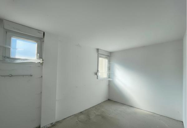 Plateau au RDC avec terrasse - 3 parking, à réaménager – 77 m² – Rombas (57120)