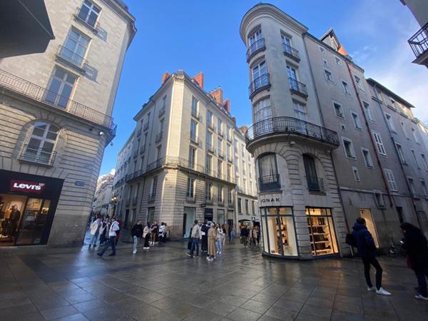 44000 NANTES - IMMEUBLE MIXTE LOUE, COMMERCES ET LOGEMENTS, CENTRE VILLE