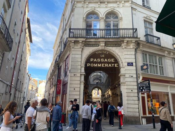 44000 NANTES - IMMEUBLE MIXTE LOUE, COMMERCES ET LOGEMENTS, CENTRE VILLE