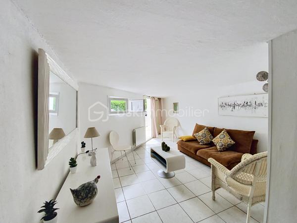 Rare à la Grande Motte, situé en plein cœur de ville, à quelques pas de la mer et des commerces, venez découvrir ce lot atypique de deux duplex à destinations habitable ou commerciale.

Desservi par une entrée indépendante et sécurisée, ce lot est constitué :
- D'un appartement P3 de 74m2 comprenant au RDC une entrée, une pièce de vie avec coin salle à manger, une cuisine indépendante, un cellier et un WC. À l'étage, vous trouverez deux grandes chambres dont une avec dressing, une salle de bain avec WC et une douche.
Vous profiterez d'une petite terrasse extérieure.

- D'un appartement P2de 42m2 comprenant un séjour, une cuisine avec comptoir bar, un WC avec machine à laver. À l'étage, une grande chambre avec dressing et une salle de bain avec WC. 

Les + : beaux volumes, façades refaites en 2025, proche mer et commerces, double vitrage avec système occultant par l'extérieur, volets roulants métalliques.
Ces deux appartements ont deux destinations possibles : usage d'habitation ou local commercial en vue d'une profession libérale, des bureaux ou autres. 
DPE C.
Pas de parking.