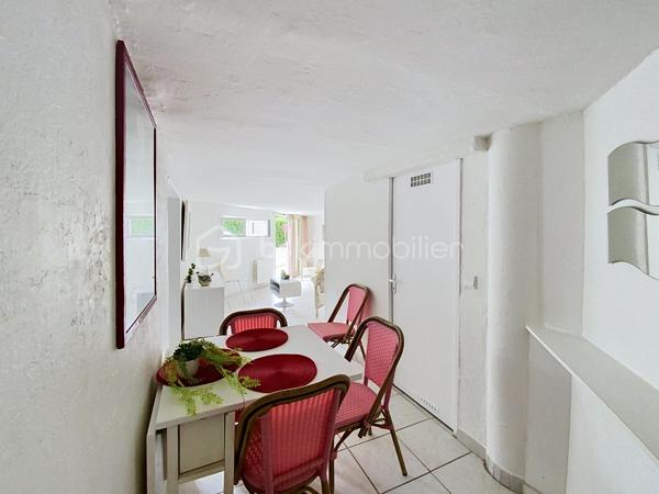 Rare à la Grande Motte, situé en plein cœur de ville, à quelques pas de la mer et des commerces, venez découvrir ce lot atypique de deux duplex à destinations habitable ou commerciale.

Desservi par une entrée indépendante et sécurisée, ce lot est constitué :
- D'un appartement P3 de 74m2 comprenant au RDC une entrée, une pièce de vie avec coin salle à manger, une cuisine indépendante, un cellier et un WC. À l'étage, vous trouverez deux grandes chambres dont une avec dressing, une salle de bain avec WC et une douche.
Vous profiterez d'une petite terrasse extérieure.

- D'un appartement P2de 42m2 comprenant un séjour, une cuisine avec comptoir bar, un WC avec machine à laver. À l'étage, une grande chambre avec dressing et une salle de bain avec WC. 

Les + : beaux volumes, façades refaites en 2025, proche mer et commerces, double vitrage avec système occultant par l'extérieur, volets roulants métalliques.
Ces deux appartements ont deux destinations possibles : usage d'habitation ou local commercial en vue d'une profession libérale, des bureaux ou autres. 
DPE C.
Pas de parking.