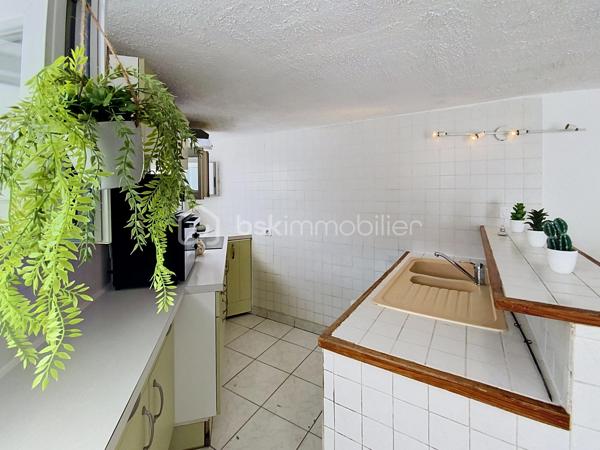 Rare à la Grande Motte, situé en plein cœur de ville, à quelques pas de la mer et des commerces, venez découvrir ce lot atypique de deux duplex à destinations habitable ou commerciale.

Desservi par une entrée indépendante et sécurisée, ce lot est constitué :
- D'un appartement P3 de 74m2 comprenant au RDC une entrée, une pièce de vie avec coin salle à manger, une cuisine indépendante, un cellier et un WC. À l'étage, vous trouverez deux grandes chambres dont une avec dressing, une salle de bain avec WC et une douche.
Vous profiterez d'une petite terrasse extérieure.

- D'un appartement P2de 42m2 comprenant un séjour, une cuisine avec comptoir bar, un WC avec machine à laver. À l'étage, une grande chambre avec dressing et une salle de bain avec WC. 

Les + : beaux volumes, façades refaites en 2025, proche mer et commerces, double vitrage avec système occultant par l'extérieur, volets roulants métalliques.
Ces deux appartements ont deux destinations possibles : usage d'habitation ou local commercial en vue d'une profession libérale, des bureaux ou autres. 
DPE C.
Pas de parking.
