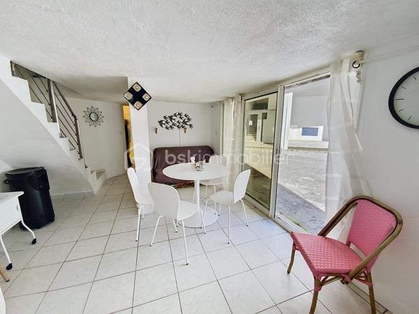 Rare à la Grande Motte, situé en plein cœur de ville, à quelques pas de la mer et des commerces, venez découvrir ce lot atypique de deux duplex à destinations habitable ou commerciale.

Desservi par une entrée indépendante et sécurisée, ce lot est constitué :
- D'un appartement P3 de 74m2 comprenant au RDC une entrée, une pièce de vie avec coin salle à manger, une cuisine indépendante, un cellier et un WC. À l'étage, vous trouverez deux grandes chambres dont une avec dressing, une salle de bain avec WC et une douche.
Vous profiterez d'une petite terrasse extérieure.

- D'un appartement P2de 42m2 comprenant un séjour, une cuisine avec comptoir bar, un WC avec machine à laver. À l'étage, une grande chambre avec dressing et une salle de bain avec WC. 

Les + : beaux volumes, façades refaites en 2025, proche mer et commerces, double vitrage avec système occultant par l'extérieur, volets roulants métalliques.
Ces deux appartements ont deux destinations possibles : usage d'habitation ou local commercial en vue d'une profession libérale, des bureaux ou autres. 
DPE C.
Pas de parking.