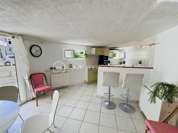 Rare à la Grande Motte, situé en plein cœur de ville, à quelques pas de la mer et des commerces, venez découvrir ce lot atypique de deux duplex à destinations habitable ou commerciale.

Desservi par une entrée indépendante et sécurisée, ce lot est constitué :
- D'un appartement P3 de 74m2 comprenant au RDC une entrée, une pièce de vie avec coin salle à manger, une cuisine indépendante, un cellier et un WC. À l'étage, vous trouverez deux grandes chambres dont une avec dressing, une salle de bain avec WC et une douche.
Vous profiterez d'une petite terrasse extérieure.

- D'un appartement P2de 42m2 comprenant un séjour, une cuisine avec comptoir bar, un WC avec machine à laver. À l'étage, une grande chambre avec dressing et une salle de bain avec WC. 

Les + : beaux volumes, façades refaites en 2025, proche mer et commerces, double vitrage avec système occultant par l'extérieur, volets roulants métalliques.
Ces deux appartements ont deux destinations possibles : usage d'habitation ou local commercial en vue d'une profession libérale, des bureaux ou autres. 
DPE C.
Pas de parking.