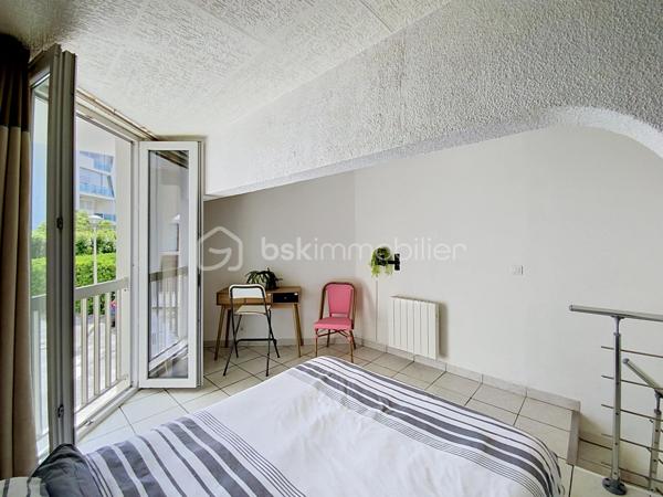 Rare à la Grande Motte, situé en plein cœur de ville, à quelques pas de la mer et des commerces, venez découvrir ce lot atypique de deux duplex à destinations habitable ou commerciale.

Desservi par une entrée indépendante et sécurisée, ce lot est constitué :
- D'un appartement P3 de 74m2 comprenant au RDC une entrée, une pièce de vie avec coin salle à manger, une cuisine indépendante, un cellier et un WC. À l'étage, vous trouverez deux grandes chambres dont une avec dressing, une salle de bain avec WC et une douche.
Vous profiterez d'une petite terrasse extérieure.

- D'un appartement P2de 42m2 comprenant un séjour, une cuisine avec comptoir bar, un WC avec machine à laver. À l'étage, une grande chambre avec dressing et une salle de bain avec WC. 

Les + : beaux volumes, façades refaites en 2025, proche mer et commerces, double vitrage avec système occultant par l'extérieur, volets roulants métalliques.
Ces deux appartements ont deux destinations possibles : usage d'habitation ou local commercial en vue d'une profession libérale, des bureaux ou autres. 
DPE C.
Pas de parking.