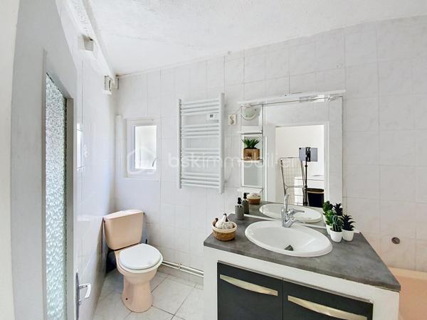 Rare à la Grande Motte, situé en plein cœur de ville, à quelques pas de la mer et des commerces, venez découvrir ce lot atypique de deux duplex à destinations habitable ou commerciale.

Desservi par une entrée indépendante et sécurisée, ce lot est constitué :
- D'un appartement P3 de 74m2 comprenant au RDC une entrée, une pièce de vie avec coin salle à manger, une cuisine indépendante, un cellier et un WC. À l'étage, vous trouverez deux grandes chambres dont une avec dressing, une salle de bain avec WC et une douche.
Vous profiterez d'une petite terrasse extérieure.

- D'un appartement P2de 42m2 comprenant un séjour, une cuisine avec comptoir bar, un WC avec machine à laver. À l'étage, une grande chambre avec dressing et une salle de bain avec WC. 

Les + : beaux volumes, façades refaites en 2025, proche mer et commerces, double vitrage avec système occultant par l'extérieur, volets roulants métalliques.
Ces deux appartements ont deux destinations possibles : usage d'habitation ou local commercial en vue d'une profession libérale, des bureaux ou autres. 
DPE C.
Pas de parking.