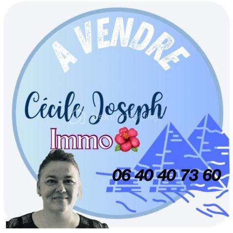 Rare à la Grande Motte, situé en plein cœur de ville, à quelques pas de la mer et des commerces, venez découvrir ce lot atypique de deux duplex à destinations habitable ou commerciale.

Desservi par une entrée indépendante et sécurisée, ce lot est constitué :
- D'un appartement P3 de 74m2 comprenant au RDC une entrée, une pièce de vie avec coin salle à manger, une cuisine indépendante, un cellier et un WC. À l'étage, vous trouverez deux grandes chambres dont une avec dressing, une salle de bain avec WC et une douche.
Vous profiterez d'une petite terrasse extérieure.

- D'un appartement P2de 42m2 comprenant un séjour, une cuisine avec comptoir bar, un WC avec machine à laver. À l'étage, une grande chambre avec dressing et une salle de bain avec WC. 

Les + : beaux volumes, façades refaites en 2025, proche mer et commerces, double vitrage avec système occultant par l'extérieur, volets roulants métalliques.
Ces deux appartements ont deux destinations possibles : usage d'habitation ou local commercial en vue d'une profession libérale, des bureaux ou autres. 
DPE C.
Pas de parking.