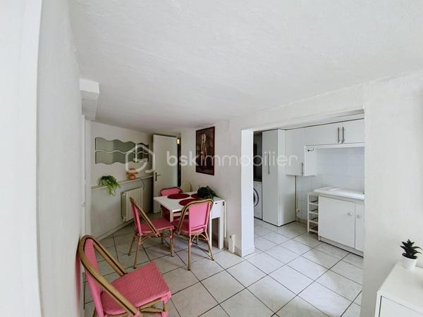 Rare à la Grande Motte, situé en plein cœur de ville, à quelques pas de la mer et des commerces, venez découvrir ce lot atypique de deux duplex à destinations habitable ou commerciale.

Desservi par une entrée indépendante et sécurisée, ce lot est constitué :
- D'un appartement P3 de 74m2 comprenant au RDC une entrée, une pièce de vie avec coin salle à manger, une cuisine indépendante, un cellier et un WC. À l'étage, vous trouverez deux grandes chambres dont une avec dressing, une salle de bain avec WC et une douche.
Vous profiterez d'une petite terrasse extérieure.

- D'un appartement P2de 42m2 comprenant un séjour, une cuisine avec comptoir bar, un WC avec machine à laver. À l'étage, une grande chambre avec dressing et une salle de bain avec WC. 

Les + : beaux volumes, façades refaites en 2025, proche mer et commerces, double vitrage avec système occultant par l'extérieur, volets roulants métalliques.
Ces deux appartements ont deux destinations possibles : usage d'habitation ou local commercial en vue d'une profession libérale, des bureaux ou autres. 
DPE C.
Pas de parking.