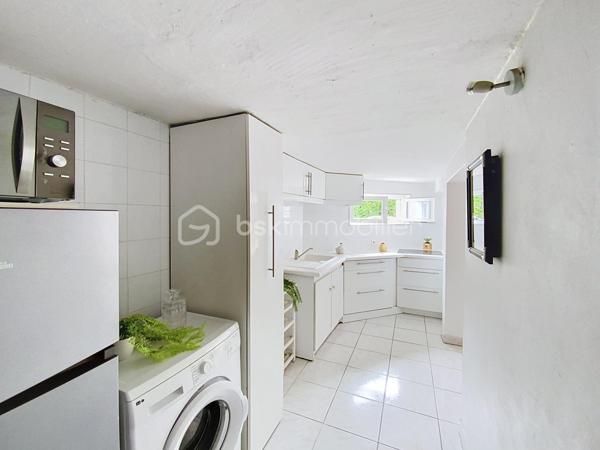 Rare à la Grande Motte, situé en plein cœur de ville, à quelques pas de la mer et des commerces, venez découvrir ce lot atypique de deux duplex à destinations habitable ou commerciale.

Desservi par une entrée indépendante et sécurisée, ce lot est constitué :
- D'un appartement P3 de 74m2 comprenant au RDC une entrée, une pièce de vie avec coin salle à manger, une cuisine indépendante, un cellier et un WC. À l'étage, vous trouverez deux grandes chambres dont une avec dressing, une salle de bain avec WC et une douche.
Vous profiterez d'une petite terrasse extérieure.

- D'un appartement P2de 42m2 comprenant un séjour, une cuisine avec comptoir bar, un WC avec machine à laver. À l'étage, une grande chambre avec dressing et une salle de bain avec WC. 

Les + : beaux volumes, façades refaites en 2025, proche mer et commerces, double vitrage avec système occultant par l'extérieur, volets roulants métalliques.
Ces deux appartements ont deux destinations possibles : usage d'habitation ou local commercial en vue d'une profession libérale, des bureaux ou autres. 
DPE C.
Pas de parking.
