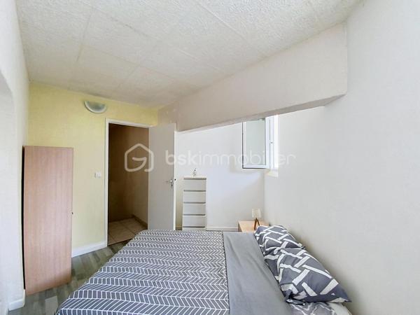 Rare à la Grande Motte, situé en plein cœur de ville, à quelques pas de la mer et des commerces, venez découvrir ce lot atypique de deux duplex à destinations habitable ou commerciale.

Desservi par une entrée indépendante et sécurisée, ce lot est constitué :
- D'un appartement P3 de 74m2 comprenant au RDC une entrée, une pièce de vie avec coin salle à manger, une cuisine indépendante, un cellier et un WC. À l'étage, vous trouverez deux grandes chambres dont une avec dressing, une salle de bain avec WC et une douche.
Vous profiterez d'une petite terrasse extérieure.

- D'un appartement P2de 42m2 comprenant un séjour, une cuisine avec comptoir bar, un WC avec machine à laver. À l'étage, une grande chambre avec dressing et une salle de bain avec WC. 

Les + : beaux volumes, façades refaites en 2025, proche mer et commerces, double vitrage avec système occultant par l'extérieur, volets roulants métalliques.
Ces deux appartements ont deux destinations possibles : usage d'habitation ou local commercial en vue d'une profession libérale, des bureaux ou autres. 
DPE C.
Pas de parking.