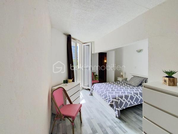 Rare à la Grande Motte, situé en plein cœur de ville, à quelques pas de la mer et des commerces, venez découvrir ce lot atypique de deux duplex à destinations habitable ou commerciale.

Desservi par une entrée indépendante et sécurisée, ce lot est constitué :
- D'un appartement P3 de 74m2 comprenant au RDC une entrée, une pièce de vie avec coin salle à manger, une cuisine indépendante, un cellier et un WC. À l'étage, vous trouverez deux grandes chambres dont une avec dressing, une salle de bain avec WC et une douche.
Vous profiterez d'une petite terrasse extérieure.

- D'un appartement P2de 42m2 comprenant un séjour, une cuisine avec comptoir bar, un WC avec machine à laver. À l'étage, une grande chambre avec dressing et une salle de bain avec WC. 

Les + : beaux volumes, façades refaites en 2025, proche mer et commerces, double vitrage avec système occultant par l'extérieur, volets roulants métalliques.
Ces deux appartements ont deux destinations possibles : usage d'habitation ou local commercial en vue d'une profession libérale, des bureaux ou autres. 
DPE C.
Pas de parking.