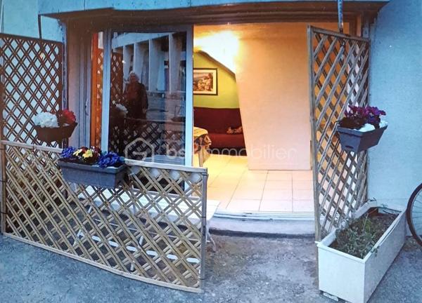 Rare à la Grande Motte, situé en plein cœur de ville, à quelques pas de la mer et des commerces, venez découvrir ce lot atypique de deux duplex à destinations habitable ou commerciale.

Desservi par une entrée indépendante et sécurisée, ce lot est constitué :
- D'un appartement P3 de 74m2 comprenant au RDC une entrée, une pièce de vie avec coin salle à manger, une cuisine indépendante, un cellier et un WC. À l'étage, vous trouverez deux grandes chambres dont une avec dressing, une salle de bain avec WC et une douche.
Vous profiterez d'une petite terrasse extérieure.

- D'un appartement P2de 42m2 comprenant un séjour, une cuisine avec comptoir bar, un WC avec machine à laver. À l'étage, une grande chambre avec dressing et une salle de bain avec WC. 

Les + : beaux volumes, façades refaites en 2025, proche mer et commerces, double vitrage avec système occultant par l'extérieur, volets roulants métalliques.
Ces deux appartements ont deux destinations possibles : usage d'habitation ou local commercial en vue d'une profession libérale, des bureaux ou autres. 
DPE C.
Pas de parking.