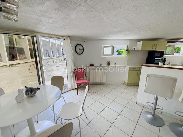 Rare à la Grande Motte, situé en plein cœur de ville, à quelques pas de la mer et des commerces, venez découvrir ce lot atypique de deux duplex à destinations habitable ou commerciale.

Desservi par une entrée indépendante et sécurisée, ce lot est constitué :
- D'un appartement P3 de 74m2 comprenant au RDC une entrée, une pièce de vie avec coin salle à manger, une cuisine indépendante, un cellier et un WC. À l'étage, vous trouverez deux grandes chambres dont une avec dressing, une salle de bain avec WC et une douche.
Vous profiterez d'une petite terrasse extérieure.

- D'un appartement P2de 42m2 comprenant un séjour, une cuisine avec comptoir bar, un WC avec machine à laver. À l'étage, une grande chambre avec dressing et une salle de bain avec WC. 

Les + : beaux volumes, façades refaites en 2025, proche mer et commerces, double vitrage avec système occultant par l'extérieur, volets roulants métalliques.
Ces deux appartements ont deux destinations possibles : usage d'habitation ou local commercial en vue d'une profession libérale, des bureaux ou autres. 
DPE C.
Pas de parking.