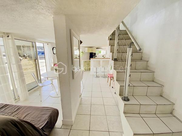 Rare à la Grande Motte, situé en plein cœur de ville, à quelques pas de la mer et des commerces, venez découvrir ce lot atypique de deux duplex à destinations habitable ou commerciale.

Desservi par une entrée indépendante et sécurisée, ce lot est constitué :
- D'un appartement P3 de 74m2 comprenant au RDC une entrée, une pièce de vie avec coin salle à manger, une cuisine indépendante, un cellier et un WC. À l'étage, vous trouverez deux grandes chambres dont une avec dressing, une salle de bain avec WC et une douche.
Vous profiterez d'une petite terrasse extérieure.

- D'un appartement P2de 42m2 comprenant un séjour, une cuisine avec comptoir bar, un WC avec machine à laver. À l'étage, une grande chambre avec dressing et une salle de bain avec WC. 

Les + : beaux volumes, façades refaites en 2025, proche mer et commerces, double vitrage avec système occultant par l'extérieur, volets roulants métalliques.
Ces deux appartements ont deux destinations possibles : usage d'habitation ou local commercial en vue d'une profession libérale, des bureaux ou autres. 
DPE C.
Pas de parking.