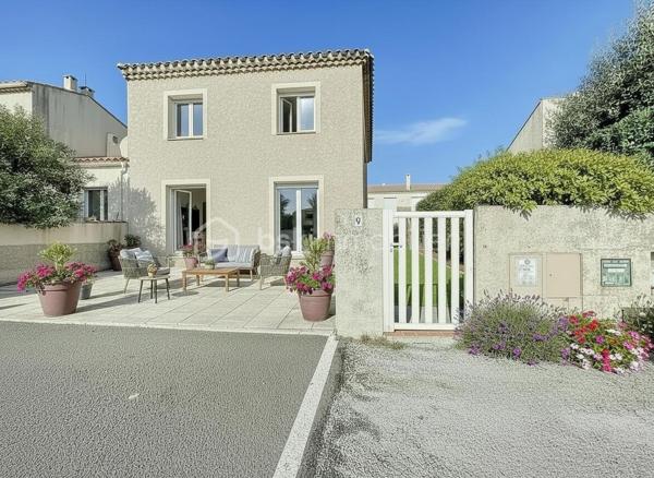 À découvrir dans le secteur très recherché du quartier des écoles à Palavas-les-Flots, ce bel appartement T3 de 56 m² situé en rez-de-chaussée d’une villa divisée en seulement deux lots.

Vous serez séduits par son fort potentiel et ses beaux volumes. L’appartement se compose d’une spacieuse entrée, d’un WC indépendant, d’une agréable pièce de vie lumineuse, d’une grande chambre ainsi qu’une petite seconde chambre avec placard.

Ancien cabinet médical, ce bien offre l’opportunité de créer un intérieur entièrement à votre goût avec l’aménagement d’une cuisine et d’une salle de bain selon vos envies. Un espace est déjà prévu pour la future salle d’eau.

Côté extérieur, vous profiterez d’un superbe rez-de-jardin de 32 m².

Prestations complémentaires : climatisation réversible, double vitrage, volets roulants électriques, place de parking privative et absence totale de charges de copropriété.

Un bien rare sur le secteur, parfait pour une résidence principale, un pied-à-terre ou un investissement à personnaliser dans un environnement calme et recherché.

(Sur la photo de l'extérieur, c'est une proposition d'aménagement de la terrasse)