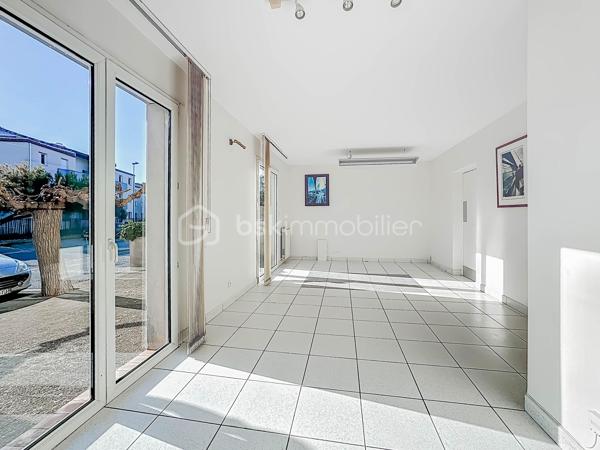À découvrir dans le secteur très recherché du quartier des écoles à Palavas-les-Flots, ce bel appartement T3 de 56 m² situé en rez-de-chaussée d’une villa divisée en seulement deux lots.

Vous serez séduits par son fort potentiel et ses beaux volumes. L’appartement se compose d’une spacieuse entrée, d’un WC indépendant, d’une agréable pièce de vie lumineuse, d’une grande chambre ainsi qu’une petite seconde chambre avec placard.

Ancien cabinet médical, ce bien offre l’opportunité de créer un intérieur entièrement à votre goût avec l’aménagement d’une cuisine et d’une salle de bain selon vos envies. Un espace est déjà prévu pour la future salle d’eau.

Côté extérieur, vous profiterez d’un superbe rez-de-jardin de 32 m².

Prestations complémentaires : climatisation réversible, double vitrage, volets roulants électriques, place de parking privative et absence totale de charges de copropriété.

Un bien rare sur le secteur, parfait pour une résidence principale, un pied-à-terre ou un investissement à personnaliser dans un environnement calme et recherché.

(Sur la photo de l'extérieur, c'est une proposition d'aménagement de la terrasse)