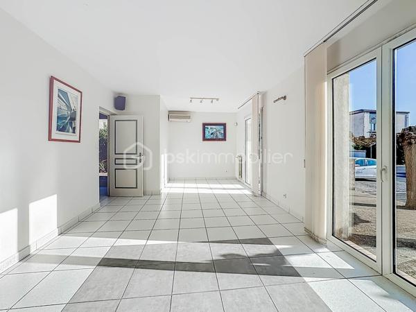 À découvrir dans le secteur très recherché du quartier des écoles à Palavas-les-Flots, ce bel appartement T3 de 56 m² situé en rez-de-chaussée d’une villa divisée en seulement deux lots.

Vous serez séduits par son fort potentiel et ses beaux volumes. L’appartement se compose d’une spacieuse entrée, d’un WC indépendant, d’une agréable pièce de vie lumineuse, d’une grande chambre ainsi qu’une petite seconde chambre avec placard.

Ancien cabinet médical, ce bien offre l’opportunité de créer un intérieur entièrement à votre goût avec l’aménagement d’une cuisine et d’une salle de bain selon vos envies. Un espace est déjà prévu pour la future salle d’eau.

Côté extérieur, vous profiterez d’un superbe rez-de-jardin de 32 m².

Prestations complémentaires : climatisation réversible, double vitrage, volets roulants électriques, place de parking privative et absence totale de charges de copropriété.

Un bien rare sur le secteur, parfait pour une résidence principale, un pied-à-terre ou un investissement à personnaliser dans un environnement calme et recherché.

(Sur la photo de l'extérieur, c'est une proposition d'aménagement de la terrasse)