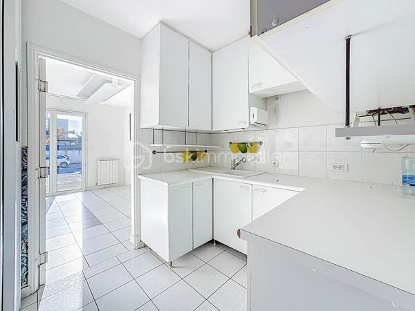 À découvrir dans le secteur très recherché du quartier des écoles à Palavas-les-Flots, ce bel appartement T3 de 56 m² situé en rez-de-chaussée d’une villa divisée en seulement deux lots.

Vous serez séduits par son fort potentiel et ses beaux volumes. L’appartement se compose d’une spacieuse entrée, d’un WC indépendant, d’une agréable pièce de vie lumineuse, d’une grande chambre ainsi qu’une petite seconde chambre avec placard.

Ancien cabinet médical, ce bien offre l’opportunité de créer un intérieur entièrement à votre goût avec l’aménagement d’une cuisine et d’une salle de bain selon vos envies. Un espace est déjà prévu pour la future salle d’eau.

Côté extérieur, vous profiterez d’un superbe rez-de-jardin de 32 m².

Prestations complémentaires : climatisation réversible, double vitrage, volets roulants électriques, place de parking privative et absence totale de charges de copropriété.

Un bien rare sur le secteur, parfait pour une résidence principale, un pied-à-terre ou un investissement à personnaliser dans un environnement calme et recherché.

(Sur la photo de l'extérieur, c'est une proposition d'aménagement de la terrasse)