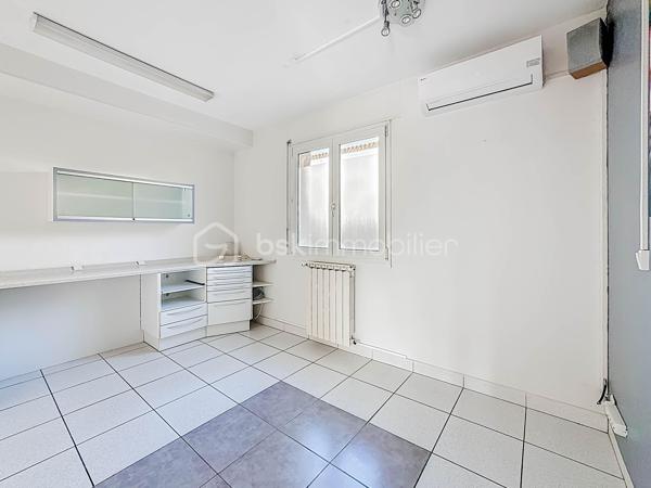 À découvrir dans le secteur très recherché du quartier des écoles à Palavas-les-Flots, ce bel appartement T3 de 56 m² situé en rez-de-chaussée d’une villa divisée en seulement deux lots.

Vous serez séduits par son fort potentiel et ses beaux volumes. L’appartement se compose d’une spacieuse entrée, d’un WC indépendant, d’une agréable pièce de vie lumineuse, d’une grande chambre ainsi qu’une petite seconde chambre avec placard.

Ancien cabinet médical, ce bien offre l’opportunité de créer un intérieur entièrement à votre goût avec l’aménagement d’une cuisine et d’une salle de bain selon vos envies. Un espace est déjà prévu pour la future salle d’eau.

Côté extérieur, vous profiterez d’un superbe rez-de-jardin de 32 m².

Prestations complémentaires : climatisation réversible, double vitrage, volets roulants électriques, place de parking privative et absence totale de charges de copropriété.

Un bien rare sur le secteur, parfait pour une résidence principale, un pied-à-terre ou un investissement à personnaliser dans un environnement calme et recherché.

(Sur la photo de l'extérieur, c'est une proposition d'aménagement de la terrasse)