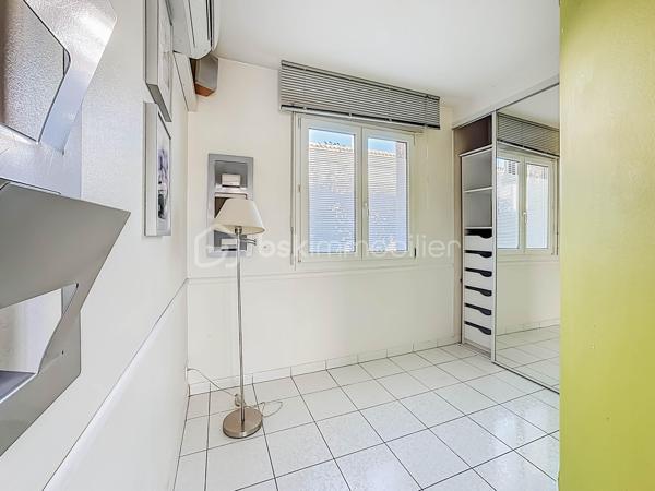 À découvrir dans le secteur très recherché du quartier des écoles à Palavas-les-Flots, ce bel appartement T3 de 56 m² situé en rez-de-chaussée d’une villa divisée en seulement deux lots.

Vous serez séduits par son fort potentiel et ses beaux volumes. L’appartement se compose d’une spacieuse entrée, d’un WC indépendant, d’une agréable pièce de vie lumineuse, d’une grande chambre ainsi qu’une petite seconde chambre avec placard.

Ancien cabinet médical, ce bien offre l’opportunité de créer un intérieur entièrement à votre goût avec l’aménagement d’une cuisine et d’une salle de bain selon vos envies. Un espace est déjà prévu pour la future salle d’eau.

Côté extérieur, vous profiterez d’un superbe rez-de-jardin de 32 m².

Prestations complémentaires : climatisation réversible, double vitrage, volets roulants électriques, place de parking privative et absence totale de charges de copropriété.

Un bien rare sur le secteur, parfait pour une résidence principale, un pied-à-terre ou un investissement à personnaliser dans un environnement calme et recherché.

(Sur la photo de l'extérieur, c'est une proposition d'aménagement de la terrasse)