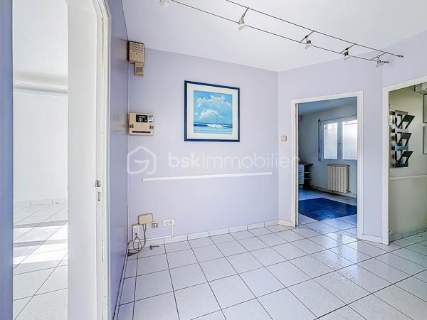 À découvrir dans le secteur très recherché du quartier des écoles à Palavas-les-Flots, ce bel appartement T3 de 56 m² situé en rez-de-chaussée d’une villa divisée en seulement deux lots.

Vous serez séduits par son fort potentiel et ses beaux volumes. L’appartement se compose d’une spacieuse entrée, d’un WC indépendant, d’une agréable pièce de vie lumineuse, d’une grande chambre ainsi qu’une petite seconde chambre avec placard.

Ancien cabinet médical, ce bien offre l’opportunité de créer un intérieur entièrement à votre goût avec l’aménagement d’une cuisine et d’une salle de bain selon vos envies. Un espace est déjà prévu pour la future salle d’eau.

Côté extérieur, vous profiterez d’un superbe rez-de-jardin de 32 m².

Prestations complémentaires : climatisation réversible, double vitrage, volets roulants électriques, place de parking privative et absence totale de charges de copropriété.

Un bien rare sur le secteur, parfait pour une résidence principale, un pied-à-terre ou un investissement à personnaliser dans un environnement calme et recherché.

(Sur la photo de l'extérieur, c'est une proposition d'aménagement de la terrasse)