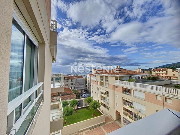GOLFE JUAN - STUDIO 26m2 - TERRASSE - PISCINE- APERCU MER