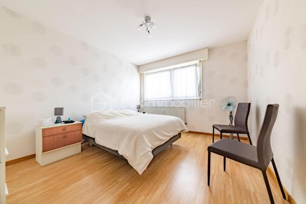 *** METZ, à proximité immédiate de l'A31 et des commodités ***
*** APPARTEMENT 3 PIECES DE 78M2 / TRES BON ETAT / 2 CHAMBRES / LUMINEUX / BALCONS / CAVE / PLACE DE STATIONNEMENT PRIVATIVE / RESIDENCE SECURISEE ET PARFAITEMENT ENTRETENUE ***

A savoir: chauffage collectif gaz, charges d'un montant de 210 euros par mois comprenant tout sauf votre électricité.

A prévoir: l'appartement est en simple vitrage.