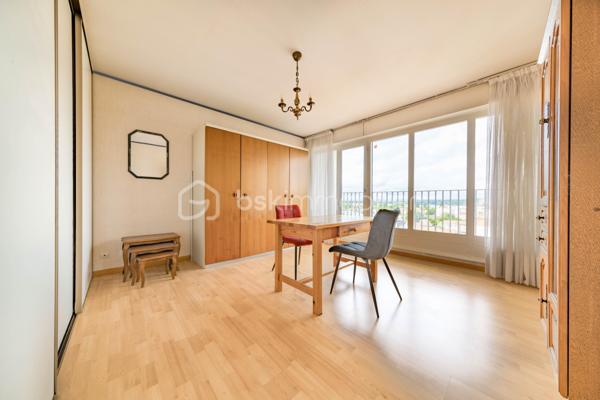 *** METZ, à proximité immédiate de l'A31 et des commodités ***
*** APPARTEMENT 3 PIECES DE 78M2 / TRES BON ETAT / 2 CHAMBRES / LUMINEUX / BALCONS / CAVE / PLACE DE STATIONNEMENT PRIVATIVE / RESIDENCE SECURISEE ET PARFAITEMENT ENTRETENUE ***

A savoir: chauffage collectif gaz, charges d'un montant de 210 euros par mois comprenant tout sauf votre électricité.

A prévoir: l'appartement est en simple vitrage.