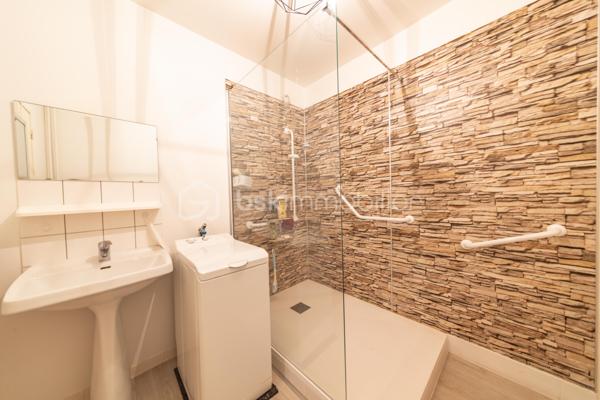 *** METZ, à proximité immédiate de l'A31 et des commodités ***
*** APPARTEMENT 3 PIECES DE 78M2 / TRES BON ETAT / 2 CHAMBRES / LUMINEUX / BALCONS / CAVE / PLACE DE STATIONNEMENT PRIVATIVE / RESIDENCE SECURISEE ET PARFAITEMENT ENTRETENUE ***

A savoir: chauffage collectif gaz, charges d'un montant de 210 euros par mois comprenant tout sauf votre électricité.

A prévoir: l'appartement est en simple vitrage.