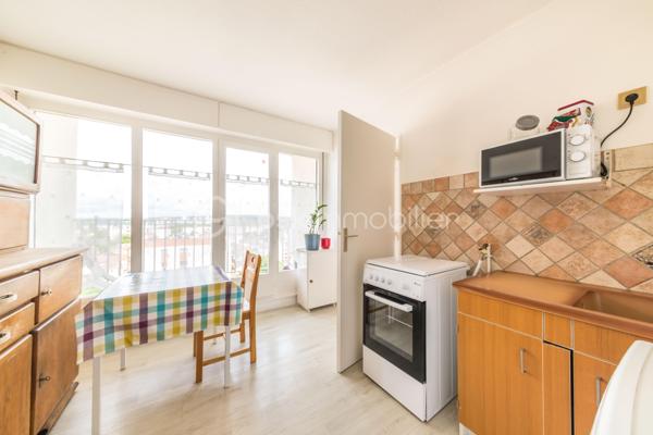 *** METZ, à proximité immédiate de l'A31 et des commodités ***
*** APPARTEMENT 3 PIECES DE 78M2 / TRES BON ETAT / 2 CHAMBRES / LUMINEUX / BALCONS / CAVE / PLACE DE STATIONNEMENT PRIVATIVE / RESIDENCE SECURISEE ET PARFAITEMENT ENTRETENUE ***

A savoir: chauffage collectif gaz, charges d'un montant de 210 euros par mois comprenant tout sauf votre électricité.

A prévoir: l'appartement est en simple vitrage.