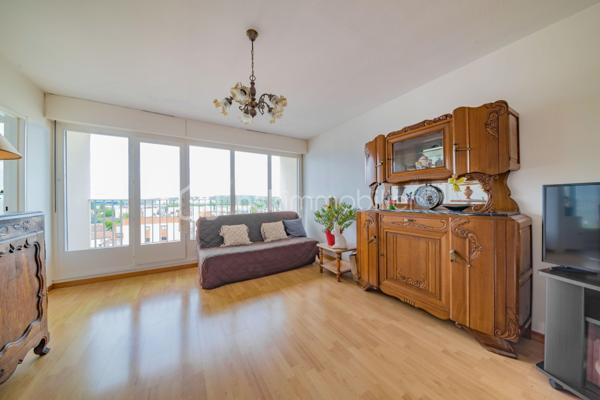 *** METZ, à proximité immédiate de l'A31 et des commodités ***
*** APPARTEMENT 3 PIECES DE 78M2 / TRES BON ETAT / 2 CHAMBRES / LUMINEUX / BALCONS / CAVE / PLACE DE STATIONNEMENT PRIVATIVE / RESIDENCE SECURISEE ET PARFAITEMENT ENTRETENUE ***

A savoir: chauffage collectif gaz, charges d'un montant de 210 euros par mois comprenant tout sauf votre électricité.

A prévoir: l'appartement est en simple vitrage.