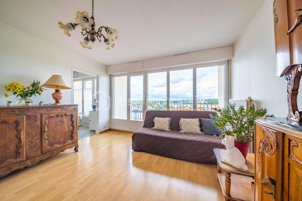 *** METZ, à proximité immédiate de l'A31 et des commodités ***
*** APPARTEMENT 3 PIECES DE 78M2 / TRES BON ETAT / 2 CHAMBRES / LUMINEUX / BALCONS / CAVE / PLACE DE STATIONNEMENT PRIVATIVE / RESIDENCE SECURISEE ET PARFAITEMENT ENTRETENUE ***

A savoir: chauffage collectif gaz, charges d'un montant de 210 euros par mois comprenant tout sauf votre électricité.

A prévoir: l'appartement est en simple vitrage.
